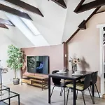 Queen's Cave By Staysville Apartment *