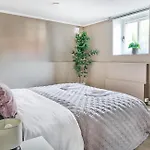 Queen's Cave By Staysville Apartment *
