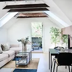 Apartment Queen's Cave By Staysville *