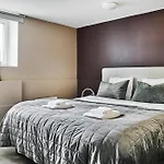 Queen's Cave By Staysville Apartment *