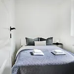Apartment Queen's Cave By Staysville
