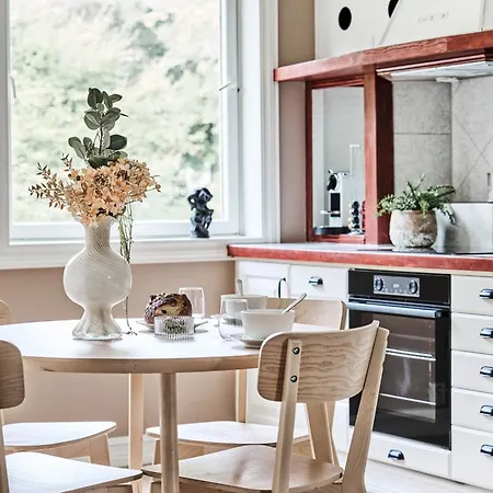 Queen's Cave By Staysville *