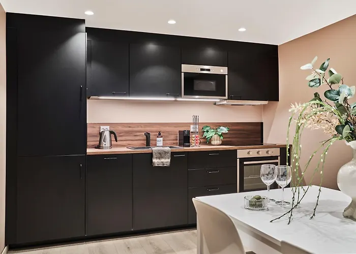 Queen's Cave By Staysville * סטוונגר