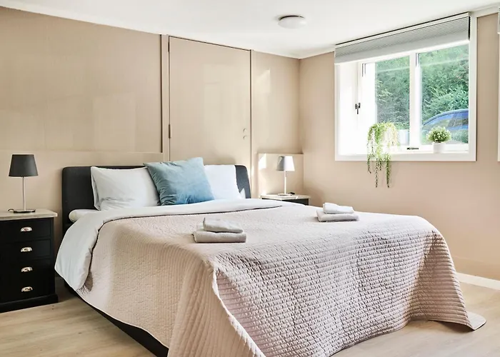 Queen's Cave By Staysville * סטוונגר