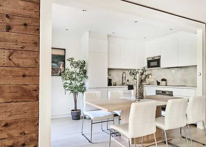 Queen's Cave By Staysville * סטוונגר