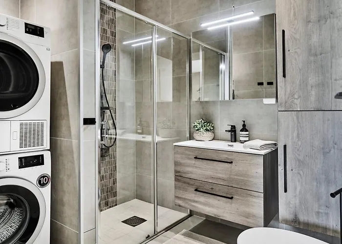 Queen's Cave By Staysville סטוונגר