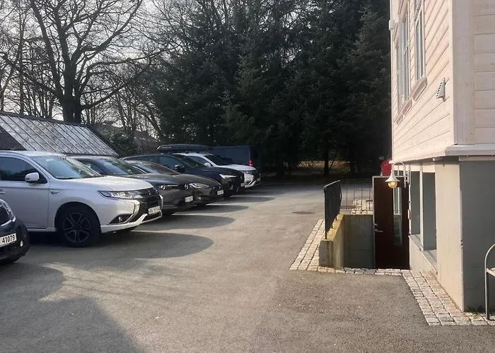 Queen's Cave By Staysville