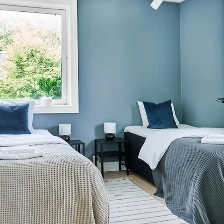 Queen's Cave By Staysville *