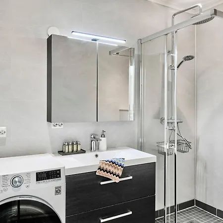 Queen's Cave By Staysville Apartment *