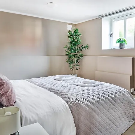 Queen's Cave By Staysville Apartment *