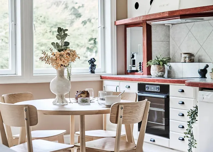 Queen's Cave By Staysville *