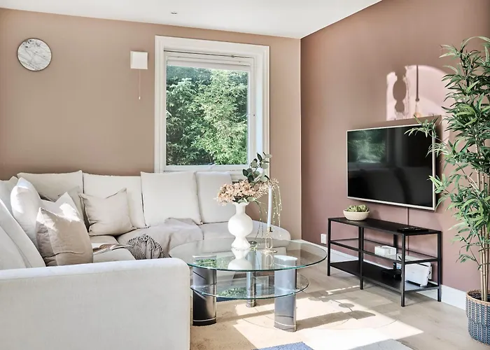 Queen's Cave By Staysville *