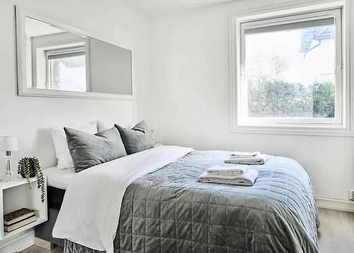 Queen's Cave By Staysville